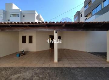 Casa · 250m² · 3 Quartos · 2 Vagas · Casa com 3 quartos sendo 1 suíte disponível para locação no bairro Santa Mônica em Uberlândia-MG