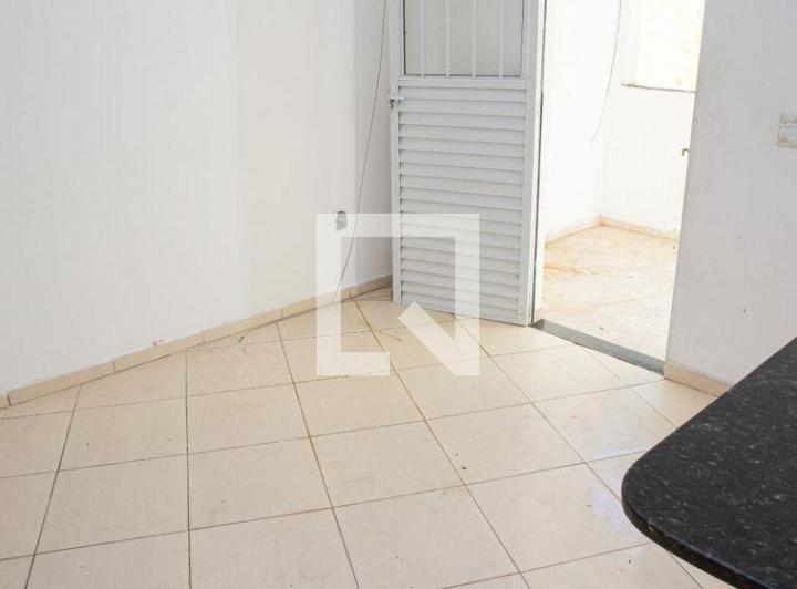 Foto do imóvel - Alugar casa com 2 quartos, varanda e permite animais