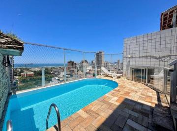 c78ea4add1012ef591f076157104d9b83abe4fba · Cobertura com piscina e vista para o mar na Enseada