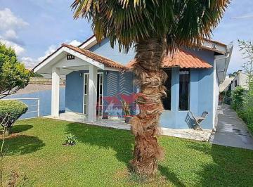 Fachada moderna e acolhedora com jardim frontal bem cuidado. · Casa com 3 Quartos Venda em Araucária -Porto das Laranjeiras