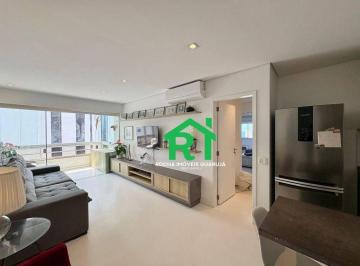 Sala · Apartamento à beira mar com 3 quartos (1 suíte), 2 vagas e lazer à venda em Jardim Astúrias, Guarujá
