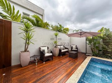 Casa de 4 quartos, Taubaté · Casa em condomínio com piscina com 4 dorm sendo 3 suítes com 368m²