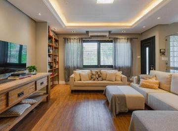 Casa · 252m² · 3 Quartos · 2 Vagas · Casa com 3 Suítes, Piscina e Lazer Completo em Rua Calma