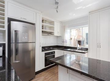 Casa de 3 quartos, Curitiba · Sobrado 121m², 3 quartos, suíte, 2 vagas, churrasqueira. Bairro Uberaba