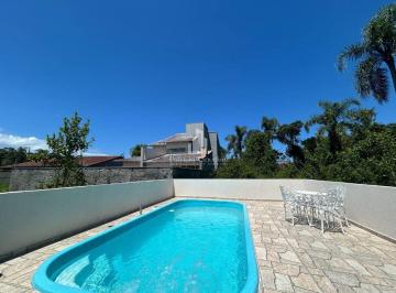 Casa · 69m² · 3 Quartos · 2 Vagas · Casa com 03 dormitórios (sendo 01 suíte) e Piscina na Barra do Saí!