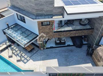 Casa · 243m² · 3 Quartos · Belíssima casa em Camboinhas com Porteira Fechada