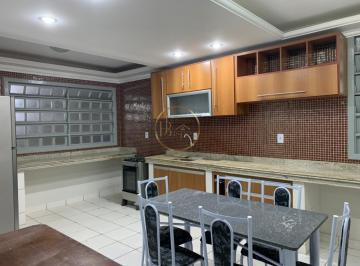 Casa · 120m² · 4 Quartos · 2 Vagas · Casa à Venda no Centro de Porto Seguro: 4 Suítes, 120m²