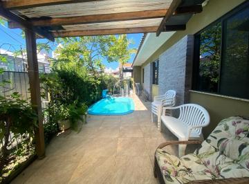 Casa · 204m² · 3 Quartos · 2 Vagas · Casa com 200m² construídos e piscina privativa no Estreito