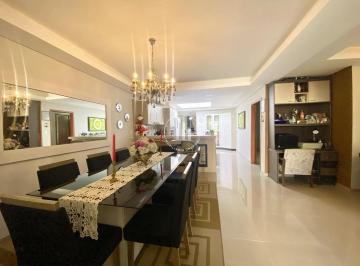 Casa · 204m² · 3 Quartos · 2 Vagas · Casa com 200m² construídos e piscina privativa no Estreito