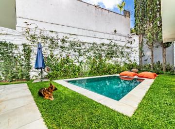 Casa · 373m² · 4 Quartos · 3 Vagas · Casa com arquitetura clássica, planta térrea e áreas sociais cheias de verde, no Cidade Jardim.