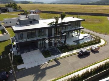 Casa · 630m² · 5 Quartos · 4 Vagas · Casa de Alto Padrão no Condomínio Caledônia - Camboriú