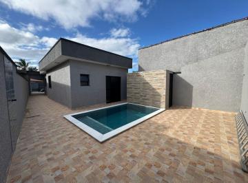 Casa de 2 quartos, Peruíbe · Casa com 2 quartos e piscina em Peruíbe.