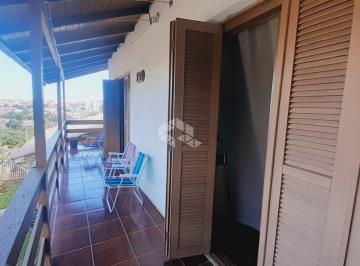 Casa · 137m² · 3 Quartos · 1 Vaga · Sobrado em local alto com 3 dormitórios, garagem, pátio nos fundos, jardim na frente.