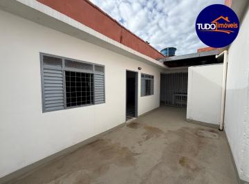 Foto 01 · Casa de fundos para locação no Setor Leste, fica à 300m UNICEPLAC, contendo 1 quarto, 1 banheiro, 1 