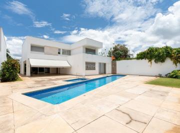 Casa · 589m² · 5 Quartos · 4 Vagas · Tão confortável quanto acordar aqui. Tão simples quanto atravessar o jardim.