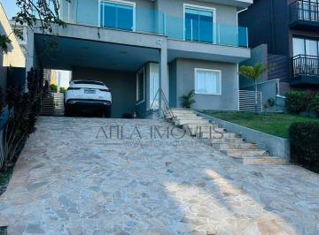 Casa · 210m² · 3 Quartos · 4 Vagas · Casa moderna e clean, com 210m² de área construída, pensada para quem busca conforto, iluminação nat