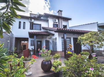 Casa · 335m² · 4 Quartos · 3 Vagas · Casa com 4 dormitórios, suíte, lareira, churrasqueira, sacada, pátio e 3 vagas de garagem no bairro 