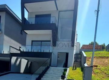 Casa · 316m² · 4 Quartos · 4 Vagas · Imóvel de alto padrão com 4 suítes, todas com closet, sendo 3 suítes com varanda. Conta com living p