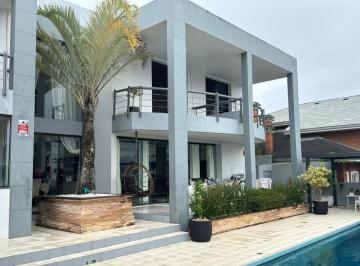 Casa · 585m² · 5 Quartos · 6 Vagas · Casa de Luxo 5 Quartos, 3 Suítes no João Paulo - Vista Panorâmica e 6 Vagas