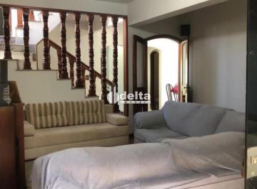 Casa · 396m² · 4 Quartos · 2 Vagas · Apartamento com 4 quartos sendo 3 suíte disponível para venda no bairro Brasil em Uberlândia-MG