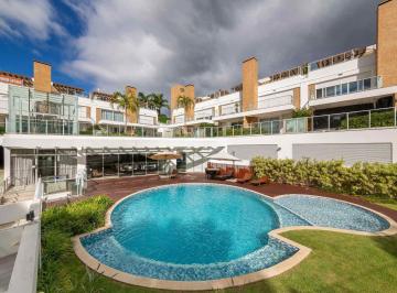 255bae23f3877e96257fc34567c79ac56fef4d19 · Casa em condomínio fechado com 4 suítes à venda no Cacupé, em Florianópolis/SC.