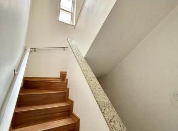 h_escada_subida.jpeg · Agradável casa para venda em Vila Mariana com 4 quartos, sendo 1 suíte, 185m²