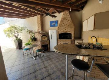 Casa · 204m² · 6 Quartos · 2 Vagas · Sobrado à Venda com 204m² no Bairro Barcelona!