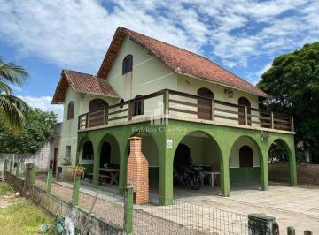 Casa · 219m² · 5 Quartos · 4 Vagas · Sobrado com 05 dormitórios (Sendo 01 Suíte) à 180m da Praia!