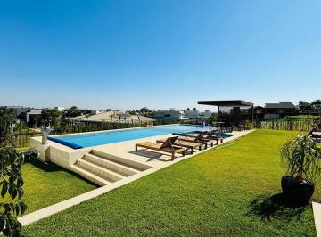 Casa · 800m² · 6 Quartos · 10 Vagas · Casa de Luxo no Portal do Japy Golf Club com Piscina Infinita e 5 Suítes