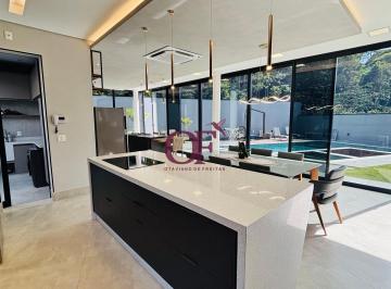 Casa · 353m² · 4 Quartos · 4 Vagas · Casa no Condomínio Pecan com 4 Suítes, Energia Solar e Vista Permanente para a Mata
