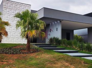 Casa · 300m² · 3 Quartos · 4 Vagas · Casa Moderna com Pé-Direito Duplo e Energia Solar – 3 Suítes