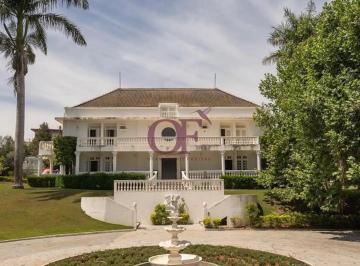 Casa · 1300m² · 10 Quartos · 10 Vagas · Imóvel de Alto Padrão com 10 Suítes, Lazer Completo e Natureza Preservada