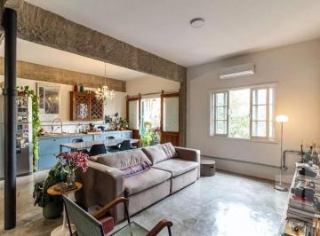 Apartamento · 80m² · 2 Quartos · Apartamento reformado com varanda e suíte ampla em localização estratégica