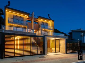 Casa · 176m² · 3 Quartos · 2 Vagas · Casa de 3 Dormitórios Centro