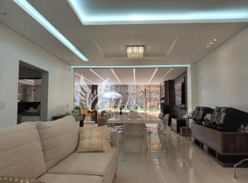 Casa de 4 quartos, Goiânia · Sobrado de 438 m² com 4 suítes, terraço, piscina com deck e iluminação no Condomínio do Lago- GO 020