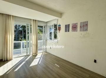 Casa · 140m² · 2 Quartos · 8 Vagas · Sobrado no Recanto de Portugal com piscina em terreno de 500m² próximo à Av. Adolfo Fetter