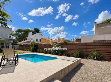 Casa · 140m² · 2 Quartos · 8 Vagas · Sobrado no Recanto de Portugal com piscina em terreno de 500m² próximo à Av. Adolfo Fetter