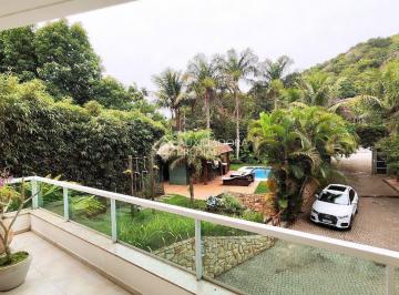 Casa · 325m² · 4 Quartos · 4 Vagas · Elegante casa escriturada, a 2 min da Praia Mole, com 4 dormitórios (2 suítes), à venda.