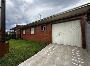 Casa · 200m² · 3 Quartos · 3 Vagas · Oportunidade em Farroupilha: Casa Semi Mobiliada com 3 Dormitórios e Escritório - Confira!
