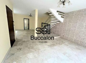 Sala · Sobrado com Quintal — Gonzaga, Santos/SP | 330 m² • 3 Dormitórios (1 Suíte) • Acessibilidade • 2 Vag