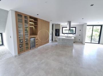 Living integrado com cozinha americana · Casa à venda - no Bosque do Vianna