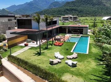 Casa · 1640m² · 5 Quartos · Mansão Atemporal com Arquitetura Assinada e Infraestrutura de Resort.