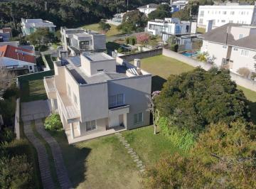 Casa · 370m² · 4 Quartos · 2 Vagas · Casa em Alphaville Graciosa - Residencial Araucári
