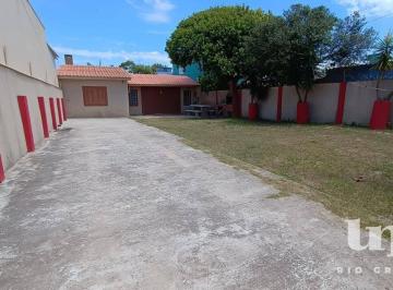 b34bec7d06e55edd365c98c06a95f6b6a13ced91 · Casa com terreno amplo