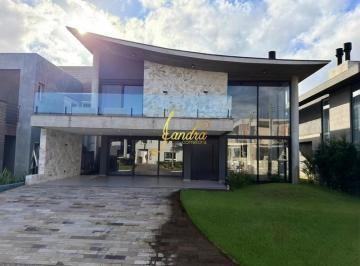 Casa · 400m² · 5 Quartos · 2 Vagas · Sobrado com 05 suítes, com 400m2 de área construída