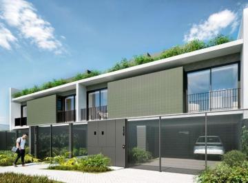 Casa · 204m² · 3 Quartos · 4 Vagas · Casa Padrão em Curitiba