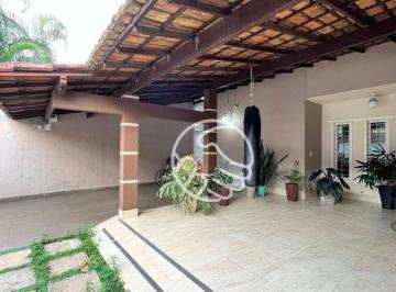 e5f09ad796e176893ebc48dd76478c8f875a2deb · Casa a venda no centro de Guarapari com 3 quartos