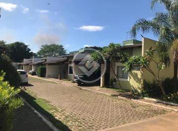 Casa · 120m² · 3 Quartos · 2 Vagas · Ampla casa com 3 quartos em condomínio fechado