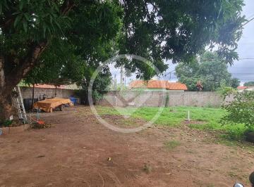 Terreno · 600m² · Vendo Terreno com 600 metros quadros de esquina, o terreno possui uma ampla casa com 3 quartos, cozi