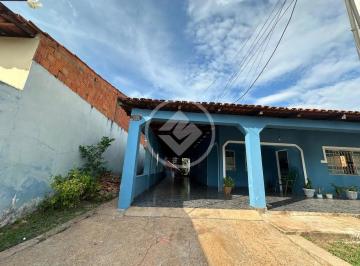 Casa · 150m² · 3 Quartos · 3 Vagas · Casa a uma quadra da Arena do Verdao com 3 quartos varanda na frente e na lateral quintal espaçoso